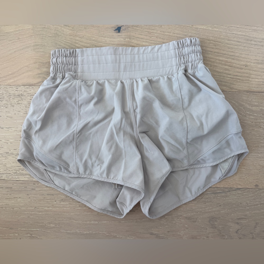 Lululemon Women’s Tan hotty Hot HR 2.5” Shorts Size 4